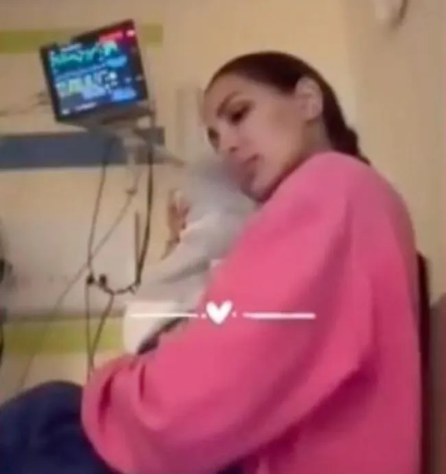 Ana Paula Consorte en la clínica con su bebé.   