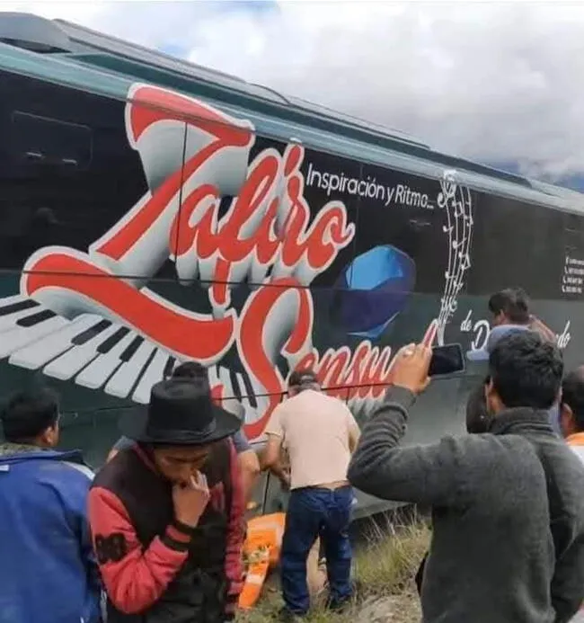 Bus de la agrupación musical Zafiro Sensual casi se cae al abismo en la ruta al distrito de Chaglla, Huánuco.   