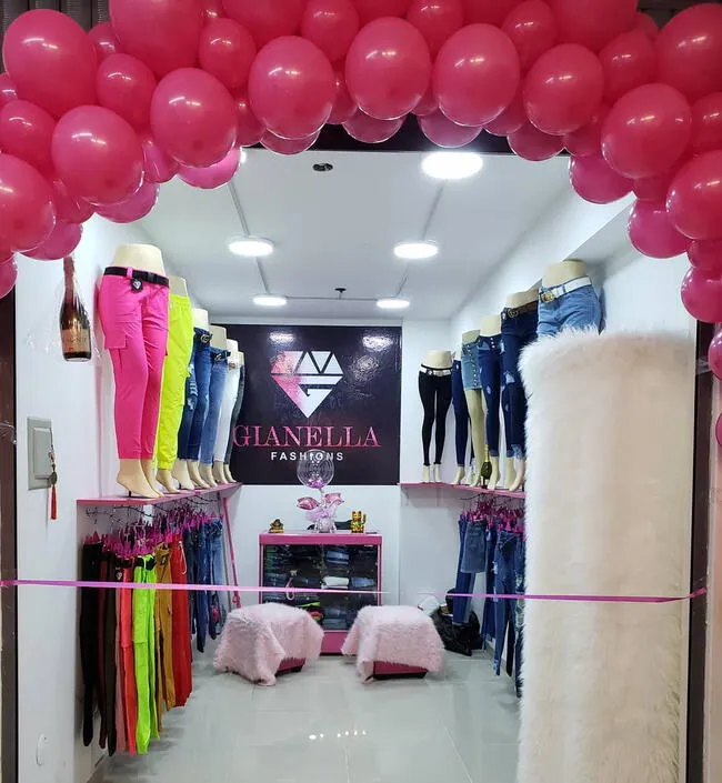Gianella Ydoña abrió una tienda de ropa en Gamarra. 
