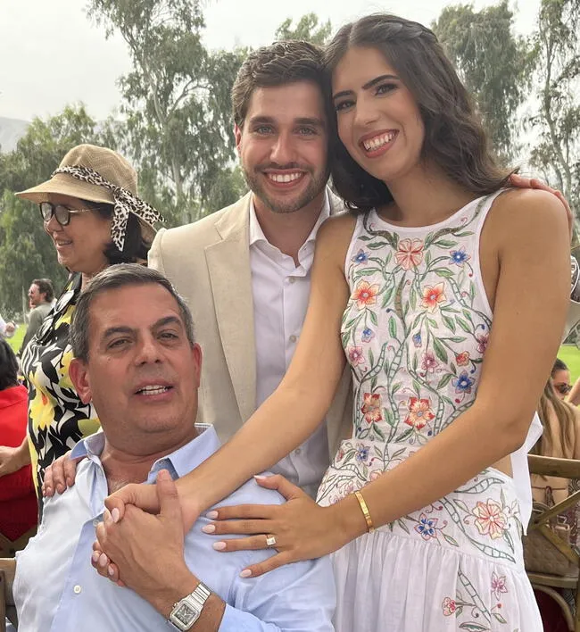 Josefina Vargas y Emiliano Camarena junto al padre de la novia, Gonzalo Vargas Llosa.   
