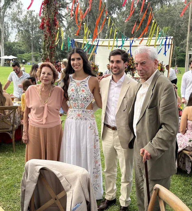 Mario Vargas Llosa y Patricia Llosa junto a su nieta Josefina, quien se ha casado con Emiliano Camarena.   