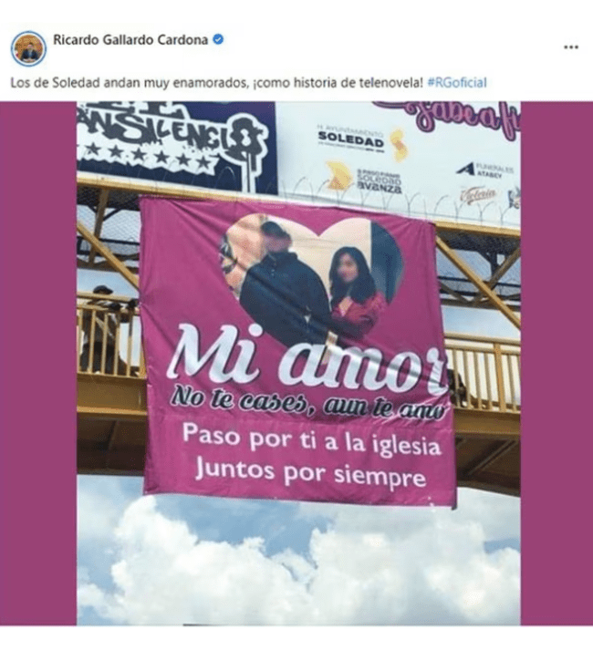 El peculiar cartel llamó la atención de los transeúntes.   