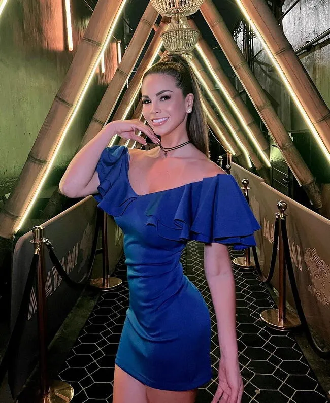 Sully Sáenz deslumbra con hermoso vestido de noche. | Instagram.    