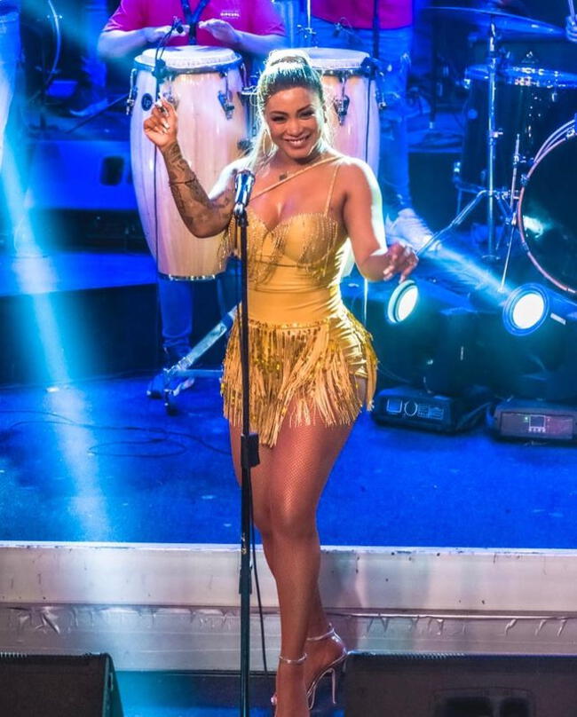 Paula Arias con espectacular traje dorado en el escenario. | Instagram.   