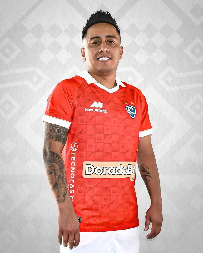 Christian Cueva durante la sesión de fotos con Cienciano.   