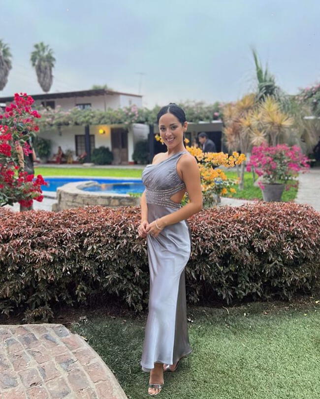 Andrea Luna luce elegante vestido en un día especial. | Instagram.    
