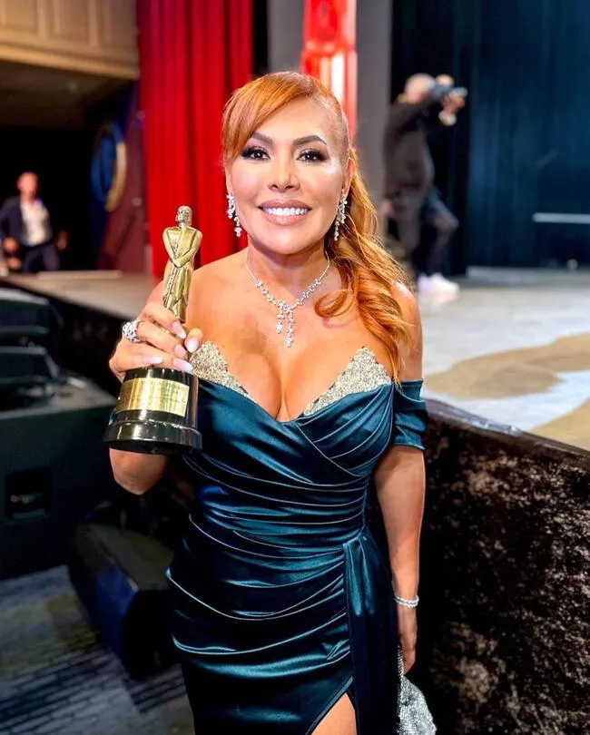  Magaly Medina es elegida como mejor conductora de TV en los 'Premios Martín Fierro' en Estados Unidos.    