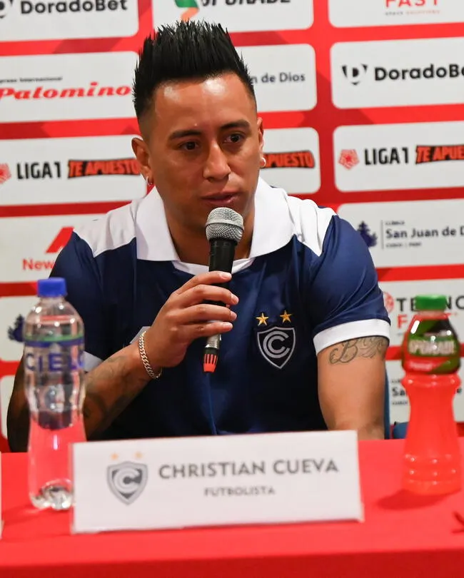 Christian Cueva en conferencia de prensa tras haber sido presentado por Cienciano como refuerzo.   