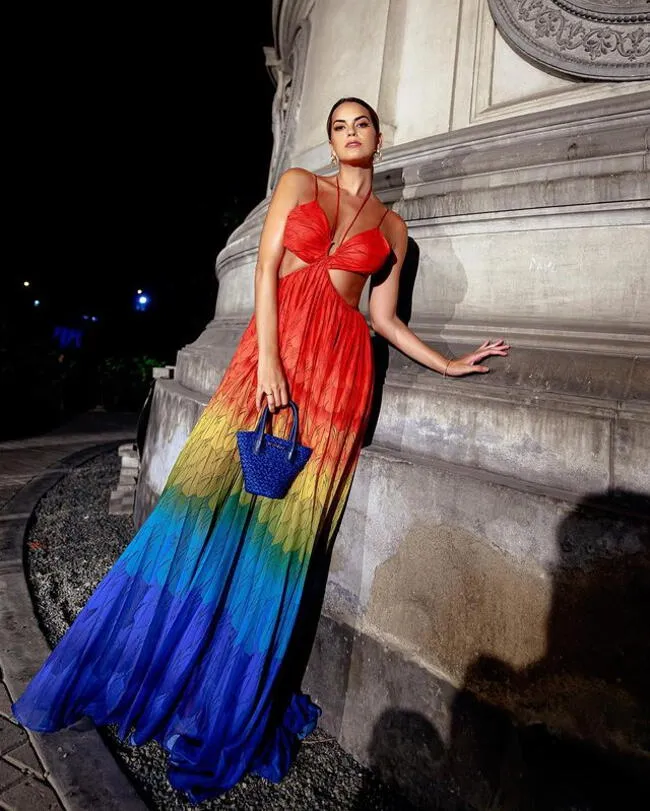 Valeria Piazza con colorido vestido cut-out. | Instagram.    