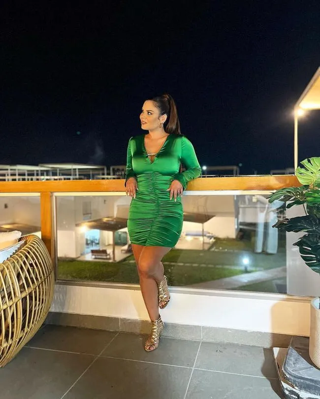 Andrea San Martín con hermoso vestido drapeado. | Instagram.   