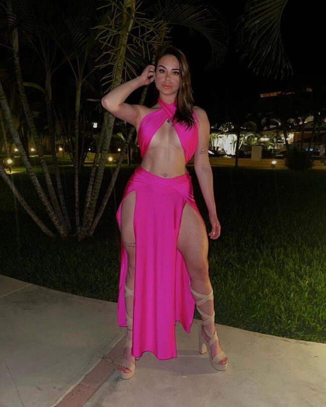 Jossmery Toledo deslumbra con vestido fucsia en paseo nocturno. | Instagram.   