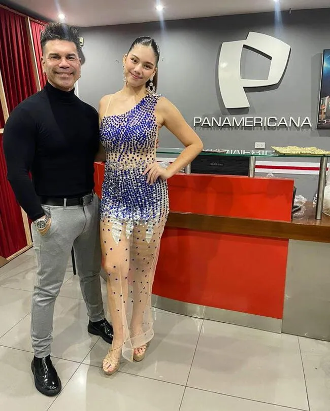 Carlos Carraza demuestra su estilo en la gala de su hija. | Instagram.   
