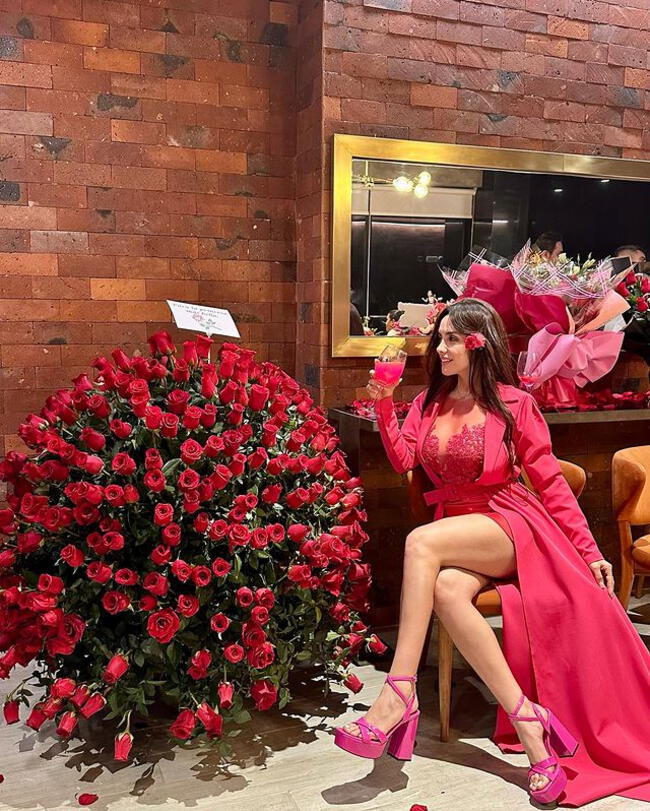 Rosángela Espinoza deslumbra con su look inspirado en Barbie. | Instagram.    