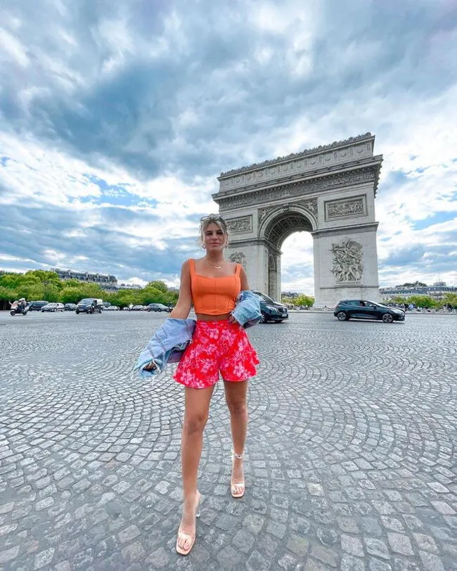 Macarena Velez con colorido outfit en Francia. | Instagram   