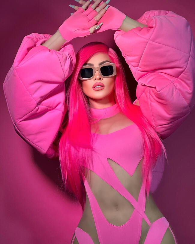 Micheille Soifer luciendo un espectacular total pink para videoclip. | Instagram.   