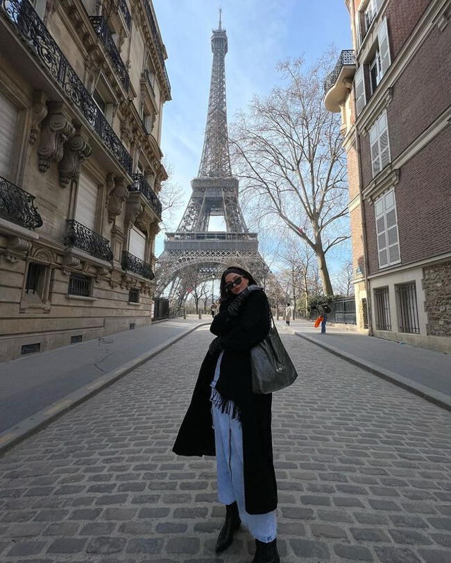Carolina Braedt con hermoso outfit en París. | Instagram.    