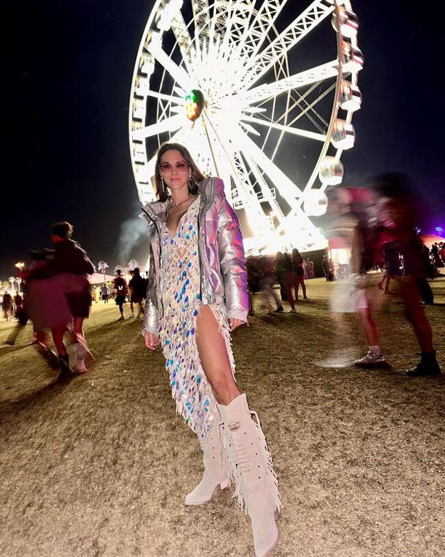Anahí de Cárdenas con estupendo look en Coachella. | Instagram.    