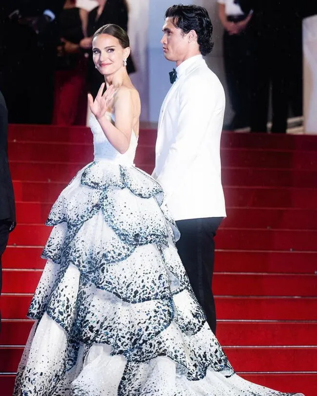 Natalie Portman sorprende en Festival de Cannes con elegante vestido. | Instagram Vogue.    