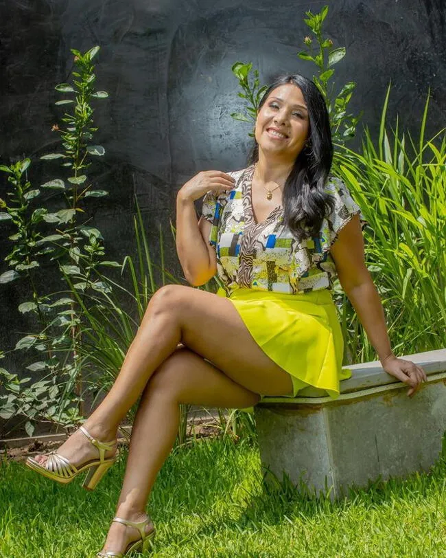 Tula Rodríguez demuestra su osadía con increíble short falda neón. | Instagram.    