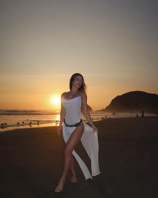Flavia Laos deslumbra en la playa con una salida de baño de hilo. | Instagram.    