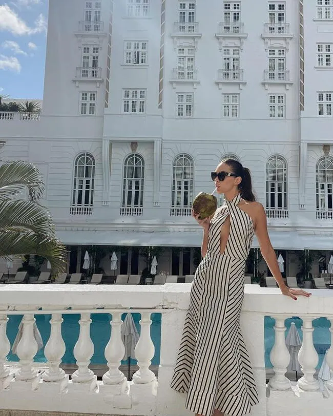 Natalie Vértiz causa sensación con un vestido a rayas en Brasil. | Instagram.   