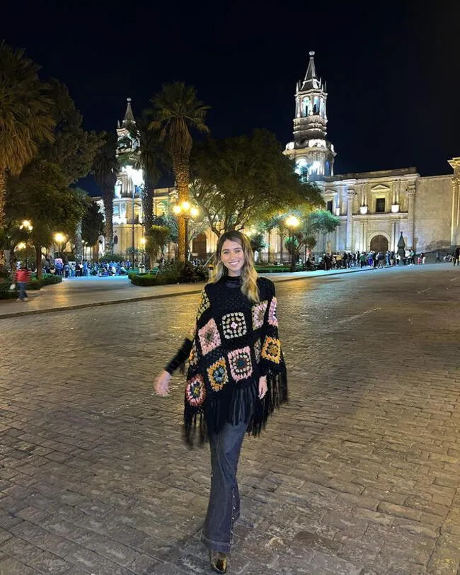 Karime Scander cautiva con poncho incaico en Arequipa. | Instagram.    
