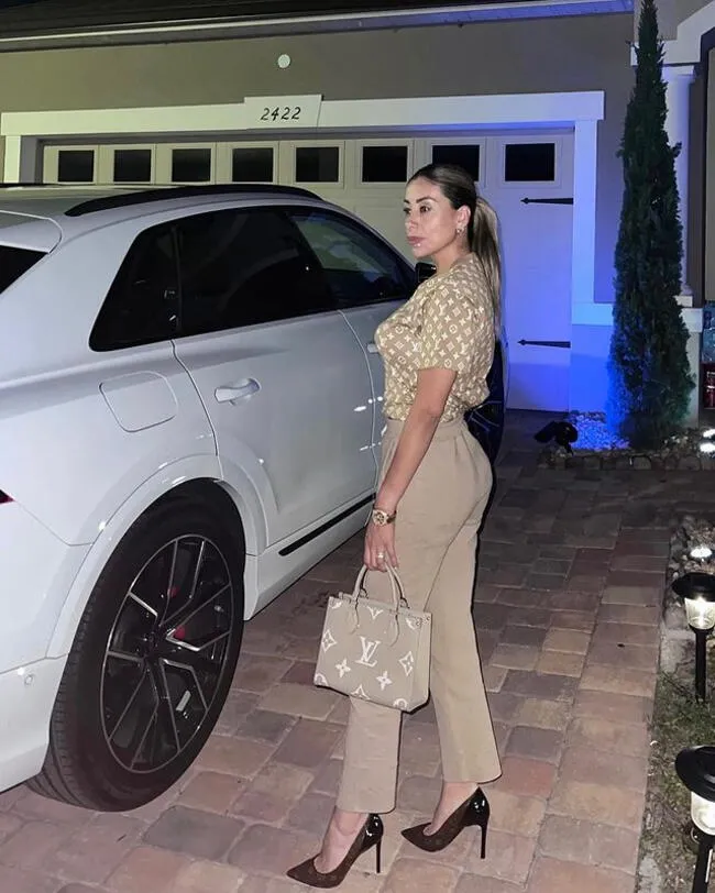 Claudia Díaz deslumbra puro lujo con un ostentoso outfit. | Instagram.   