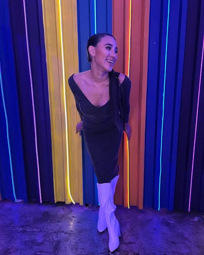 Samahara Lobatón deslumbró con unas botas XL blancas. | Instagram.    