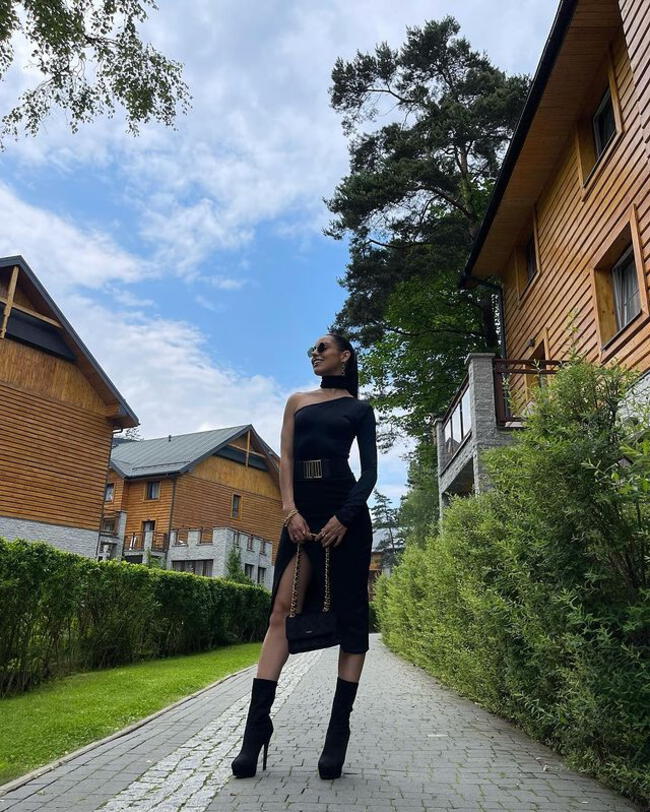 Valeria Florez demuestra su estilo con un outfit total black. | Instagram.    