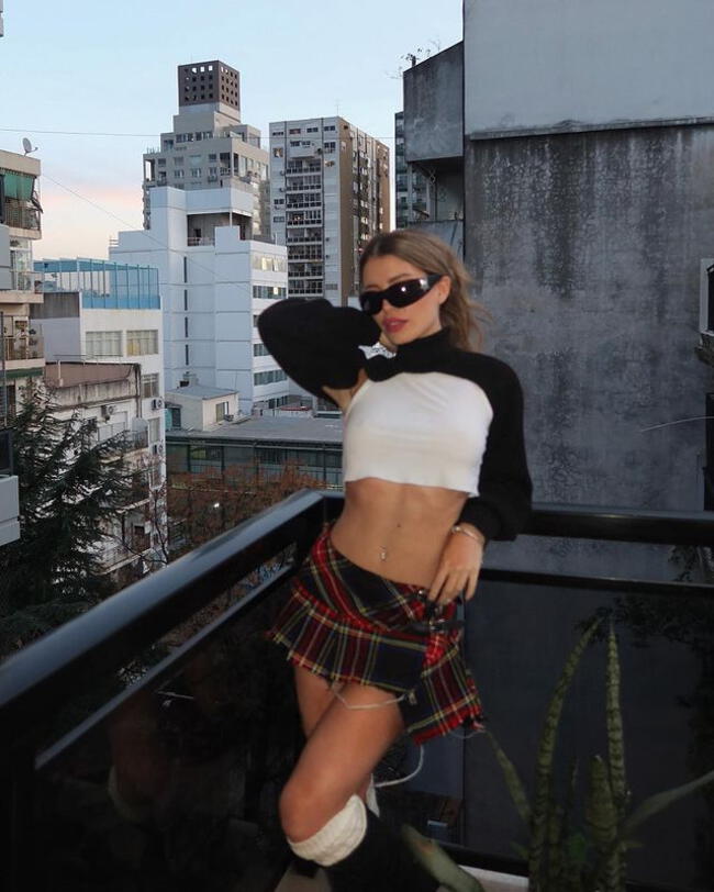 Flavia Laos causa sensación con minifalda a cuadros. | Instagram.    