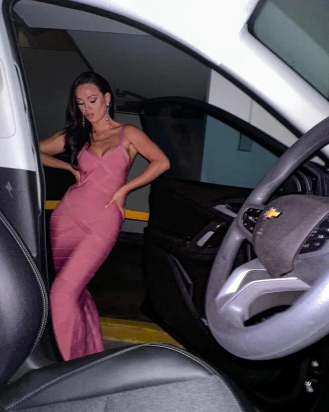 Angie Arizaga demuestra su elegancia con flamante vestido. | Instagram.    