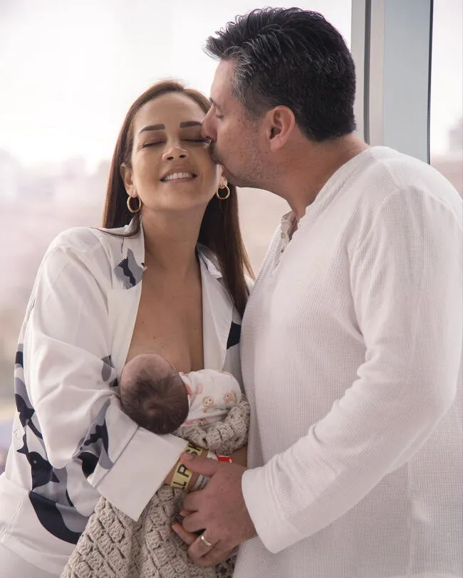  Alejandro Valenzuela y Marina Mora junto a su bebé. Foto: Marina Mora Instagram    