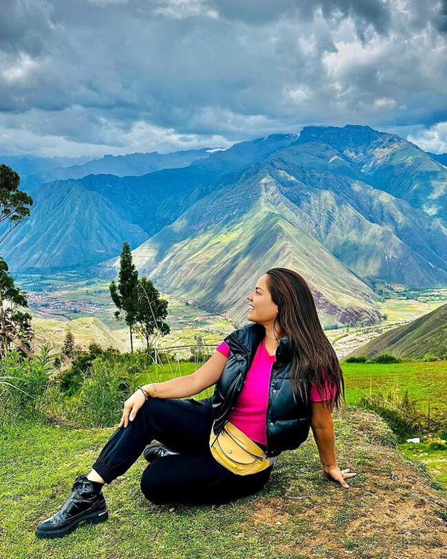 Andrea San Martín con chaleco puffer en Cusco. | Instagram.    