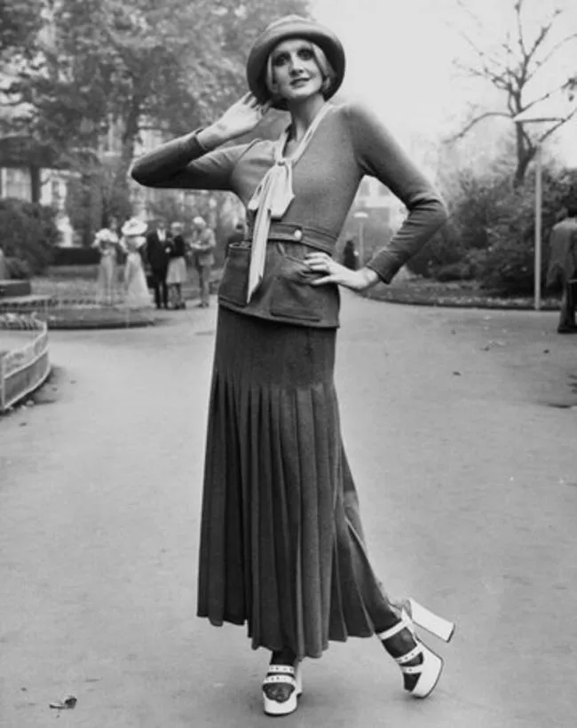 Modelo lleva outfit de Mary Quant en Londres en noviembre de 1972   