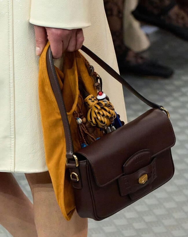  Bolso sobre de Miu Miu para primavera-verano 2025Go Runway    