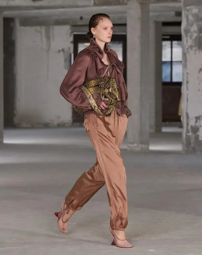  Dries Van Noten Primavera-Verano 2025.&nbsp;Vogue Runway.  