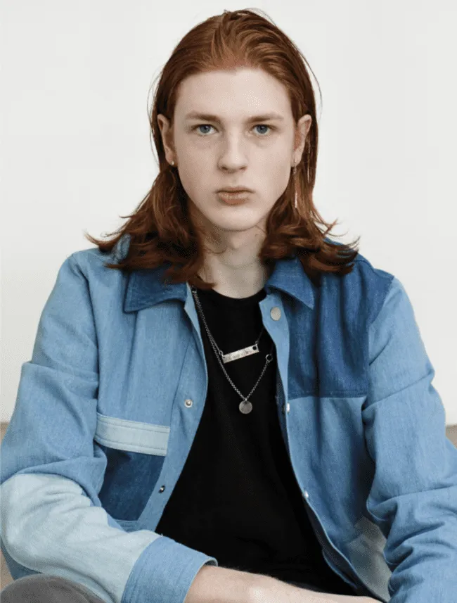 Leland Fraser forma parte de una banda llamada 'The Alligators' junto a dos jóvenes.   