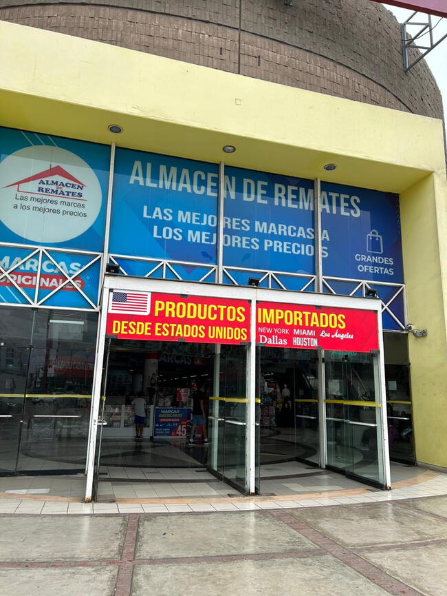  El gran almacén de San Miguel ofrece precios reducidos en mochilas escolares, prendas, zapatillas y más. (Foto: Yesenia Olivares / Wapa)<br><br>    