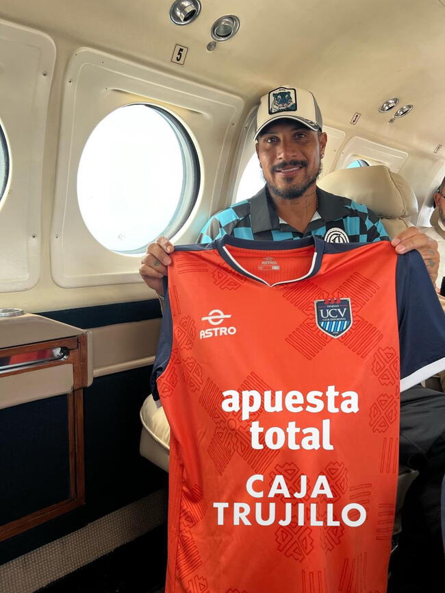 Paolo Guerrero viajando a Trujillo en vuelo privado.   
