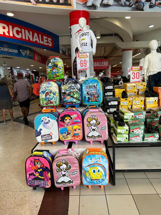 Almacén de remate ofrece precios reducidos para mochilas escolares. (Foto: Yesenia Olivares / Wapa)<br>    