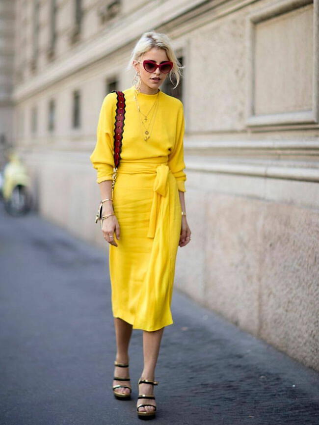 Modelo con flamante vestido amarillo. | Difusión.  