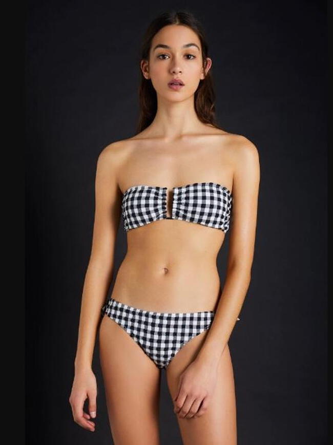 Modelo con bikini de estampado vichy en tendencia. | Difusión.  