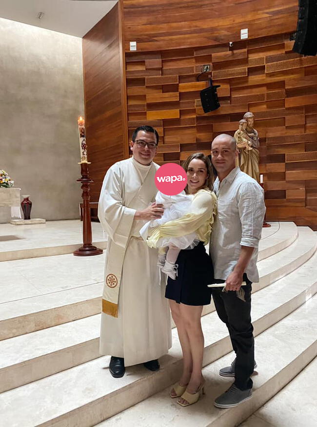 Los padres de Aria en su bautizo del 2020.    