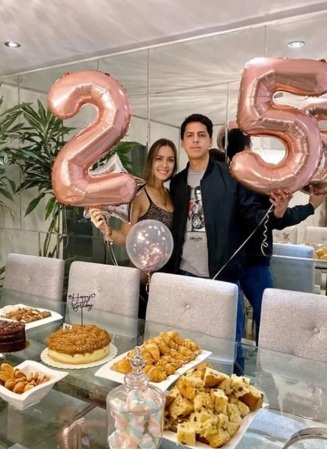 Daniela Butrón celebrando su cumpleaños junto a su entonces pareja Mauricio López.   