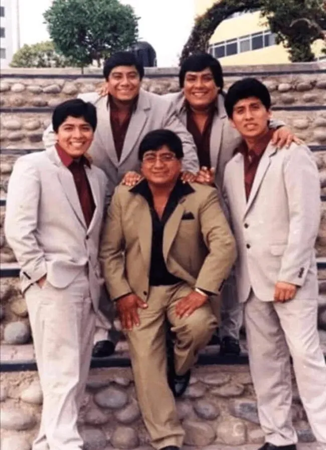 Elmer Yaipén junto a Grupo 5 en el inicio de la famosa agrupación peruana. 