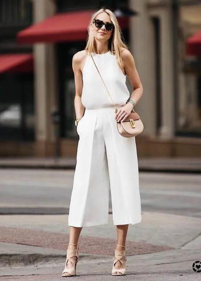 Modelo luciendo un fantástico outfit total white | Difusión.  