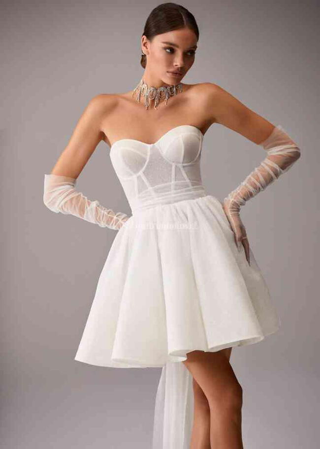 Modelo luciendo elegante vestido de escote corazón. | Difusión.  