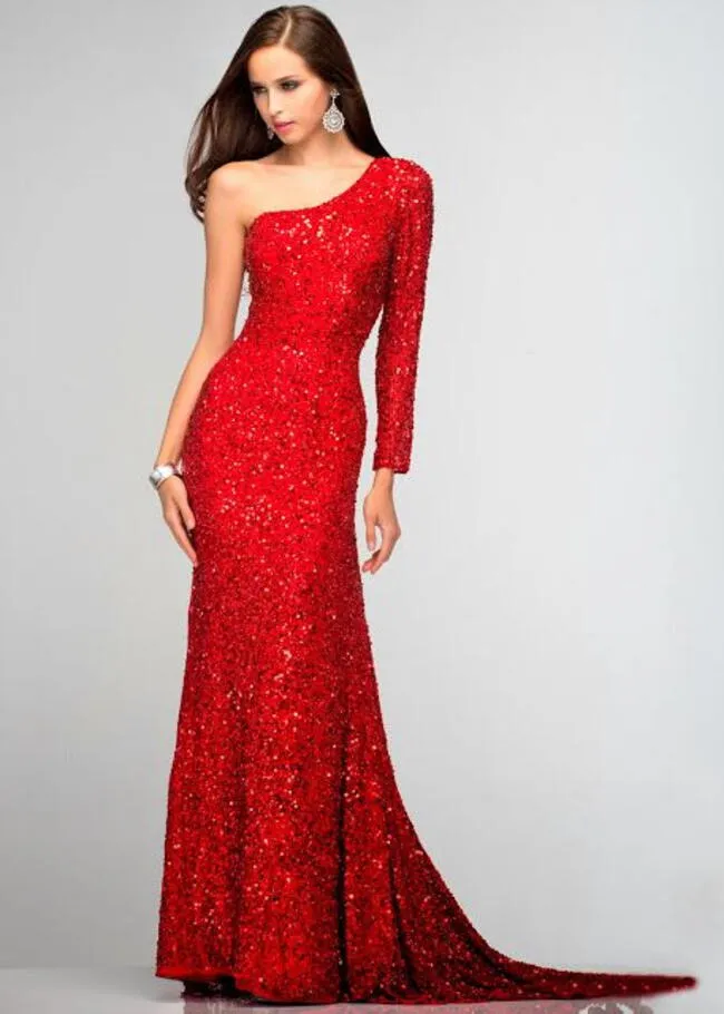 Modelo con impactante vestido rojo pasión. | Difusión.  