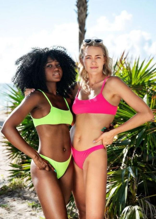 Modelos luciendo atrevidos bikinis en colores vibrantes. | Difusión.  
