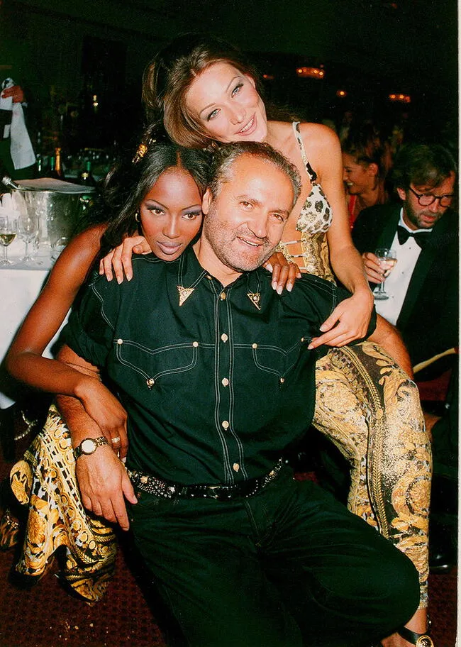  <em>Gianni Versace, con Carla Bruni y Naomi Campbell, vestidas por él, en 1992.</em><br>    